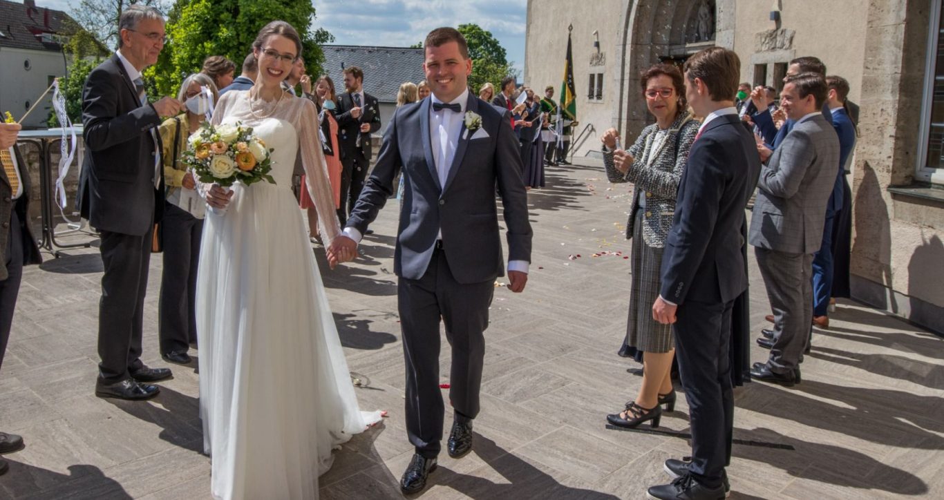 Kirchliche Hochzeit im Mariannhill Würzburg Brautpaar vor dem Mariannhill Würzburg